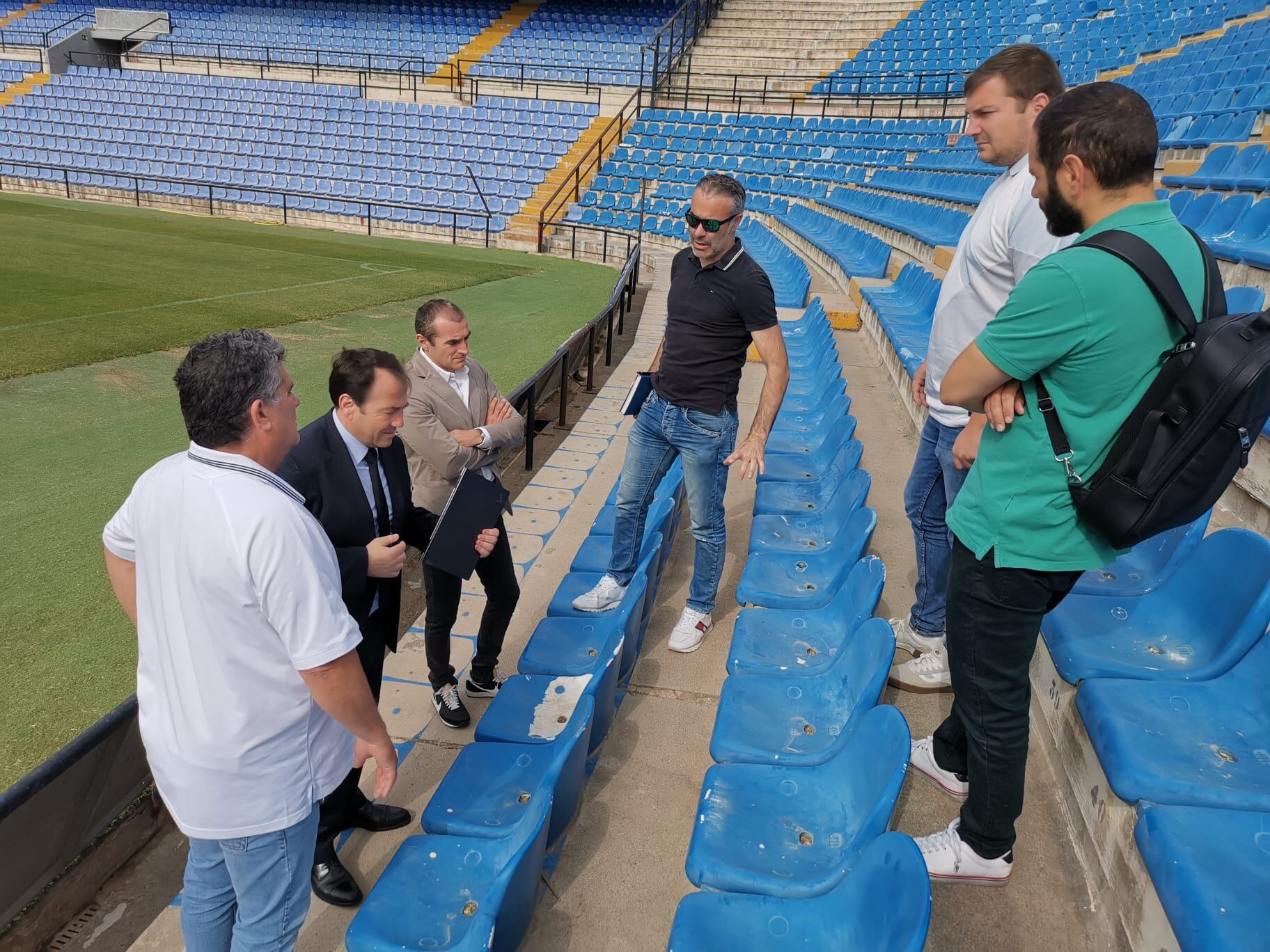 El director del IVF, Manuel Illueca, junto a técnicos de la Generalitat, inspeccionan el Rico Pérez. Foto: Daniel Rodríguez