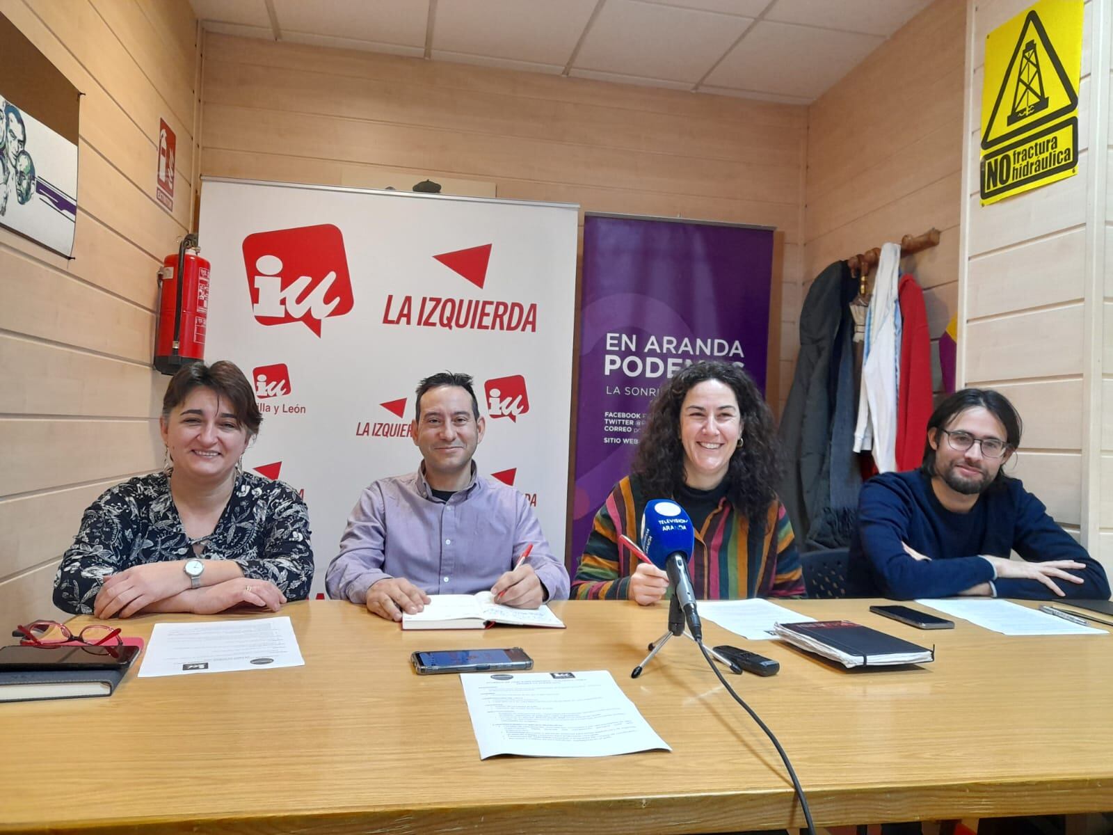 Representantes de Podemos e IU Aranda en la presentación de la candidatura