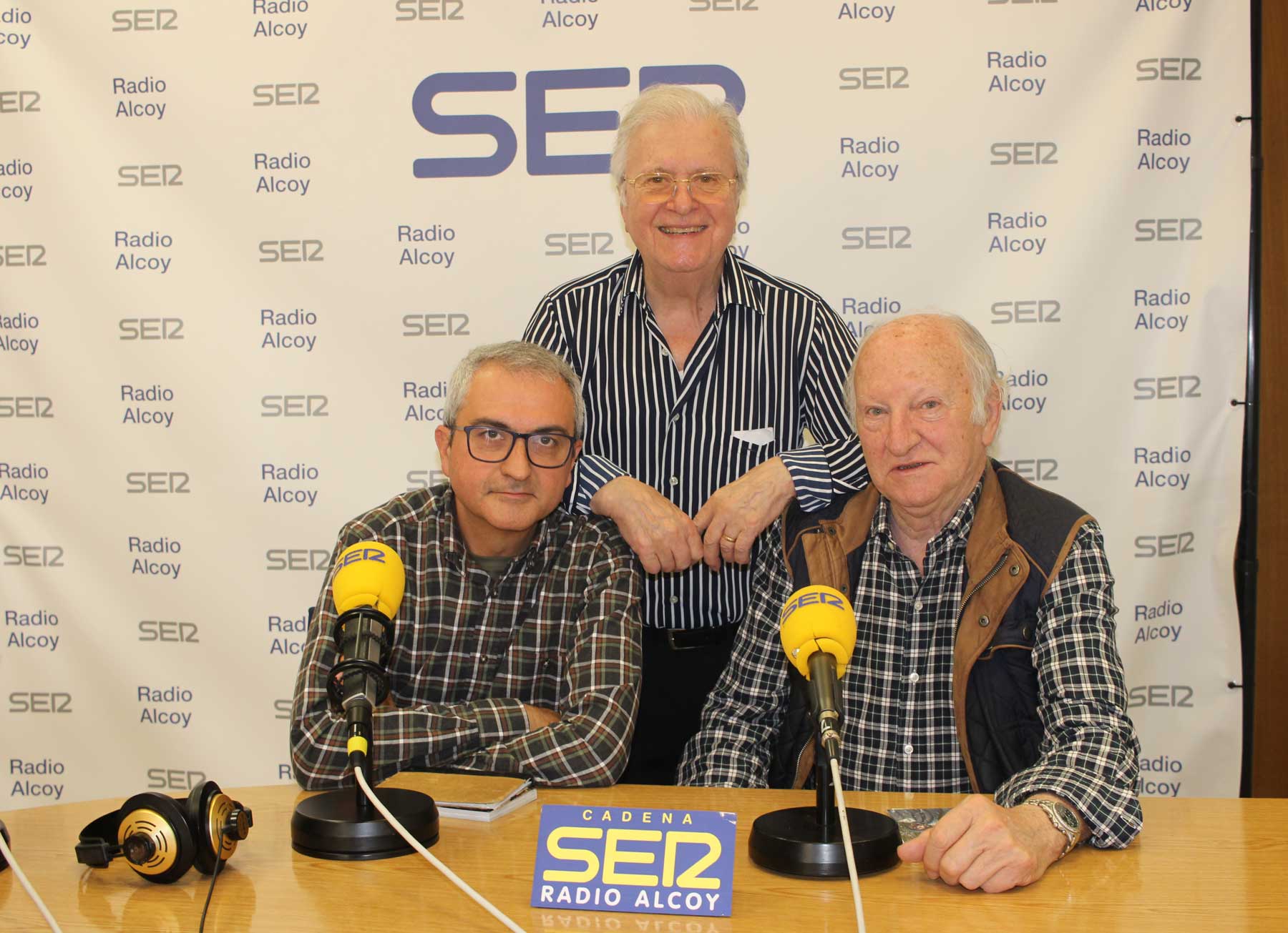 David Pastor y Armando Soler, en el estudio central de Radio Alcoy, con Paco Aznar
