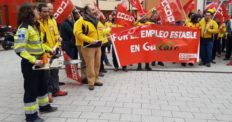 Los bomberos forestales de GEACAM se han concentrado para pedir su incorporación y comenzar las labores de prenvención