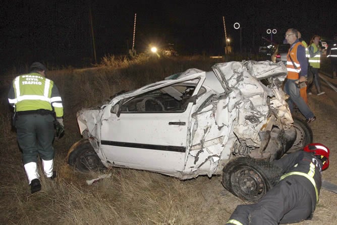 Agentes de la Guardia Civil inspeccionan el vehículo que colisionó con un tren de mercancías en la provincia de Palencia