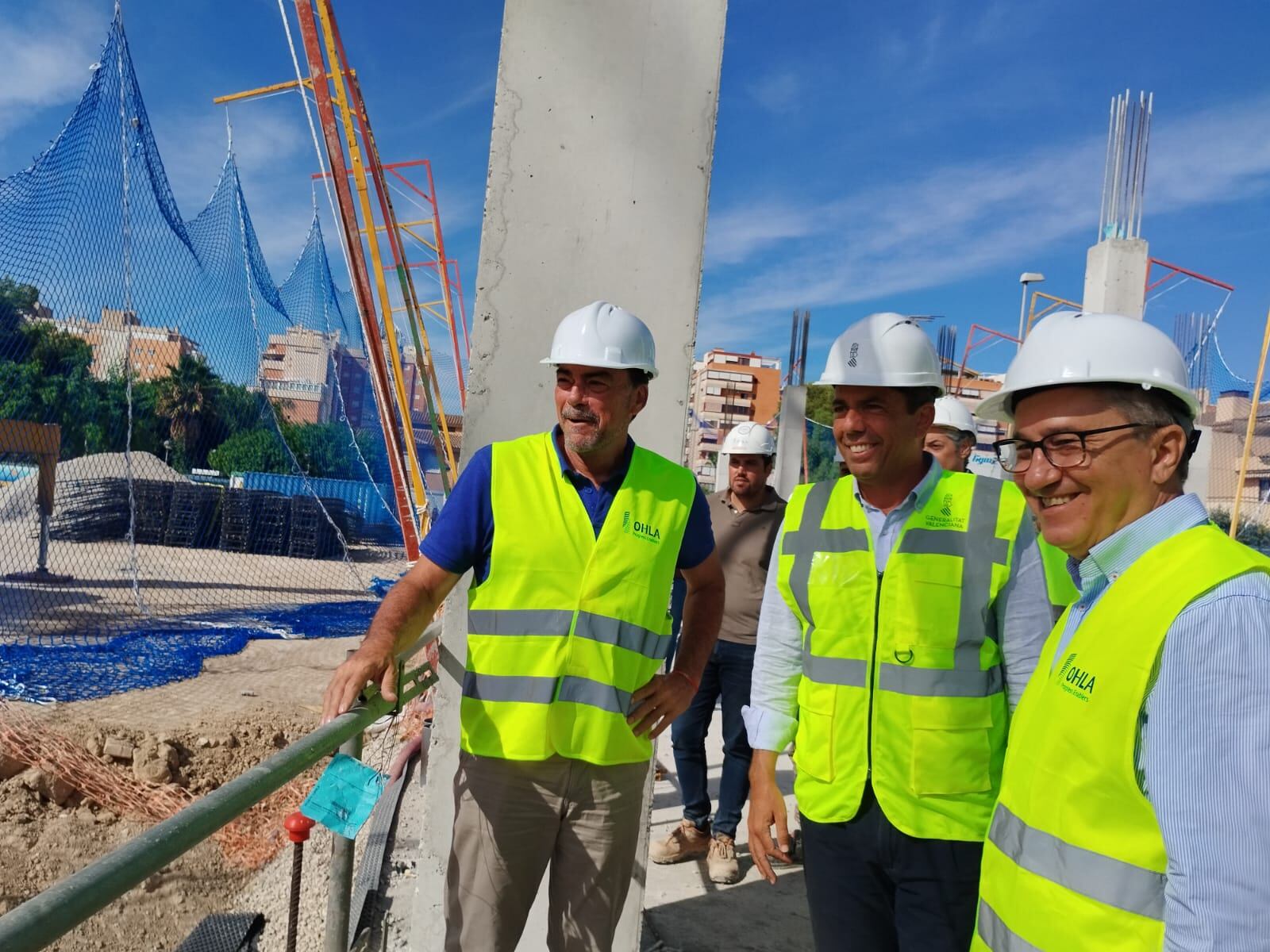 El alcalde Barcala, el president Mazón y el conseller Rovira durante la visita a las obras del futuro CEIP La Almadraba