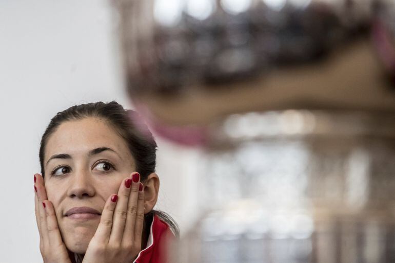 La tenista española Garbiñe Muguruza asiste al sorteo de la primera ronda de la Copa Federación.