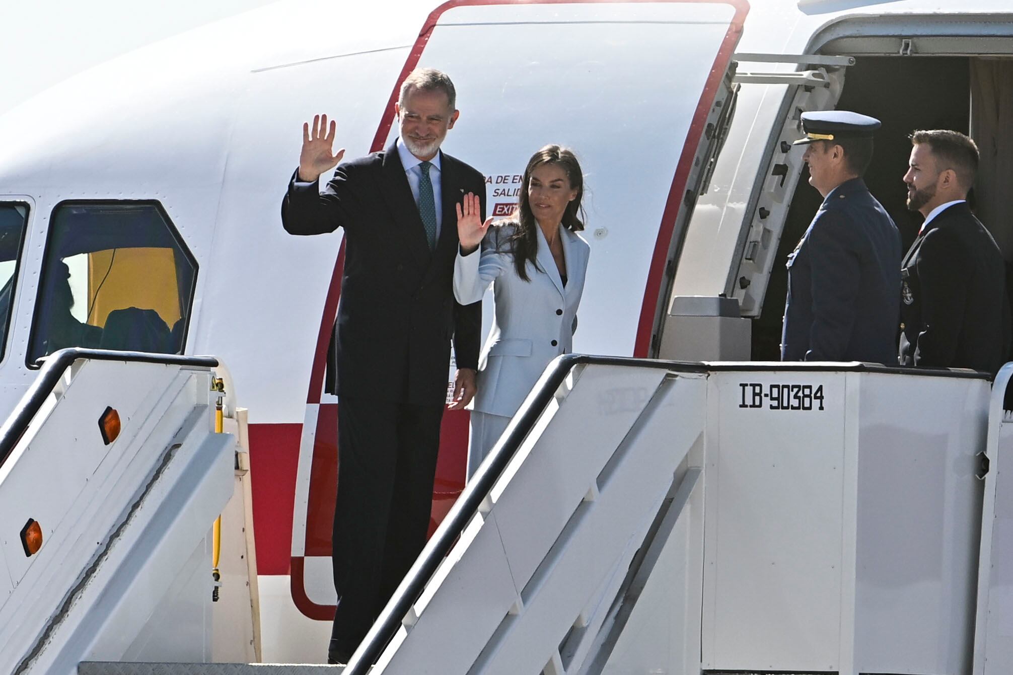Los reyes de España, Felipe VI y Letizia, a su salida en su primer viaje de Estado a Egipto, este martes en el aeropuerto Adolfo Suárez Madrid-Barajas