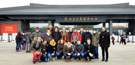 Miembros de la Joven Orquesta de la Unión Europea, posando en su reciente visita a China.