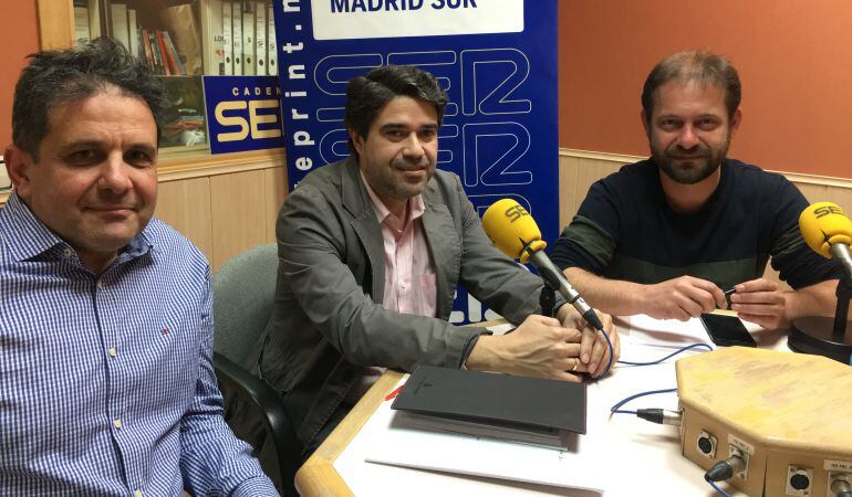 De izquierda a derecha, Ramón Jurado, secretario general del PSOE en Parla, David Conde, portavoz del PP en Valdemoro, y Fran Muñoz, portavoz de Leganemos.