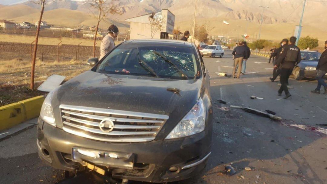 Una vista muestra la escena del ataque que mató al destacado científico iraní Mohsen Fakhrizadeh, en las afueras de Teherán, Irán