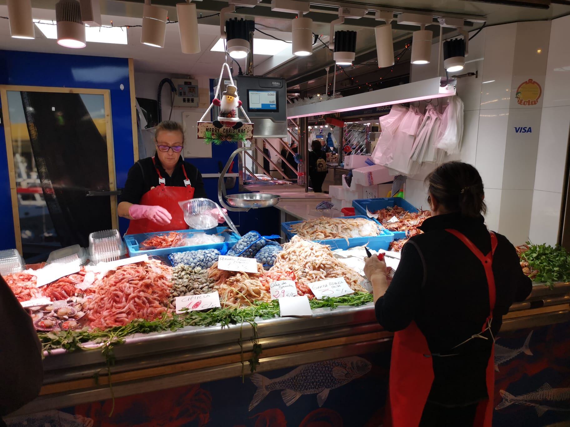 Puesto de pescado y marisco en el Mercado Central de Alicante