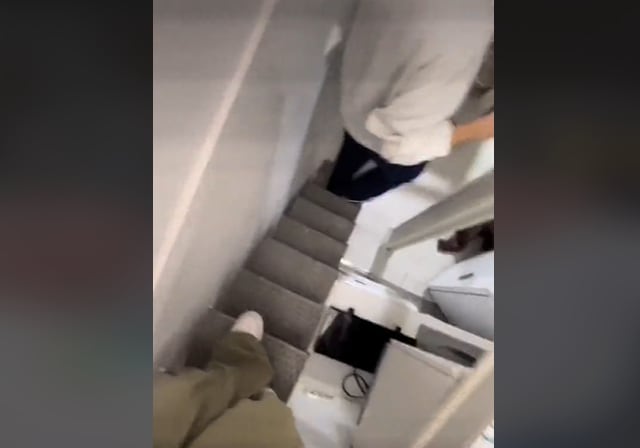 Imagen del piso que han alquilado como Airbnb con la ducha en la escalera.