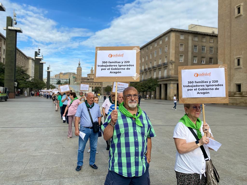 Trabajadores y familias de Adislaf se manifestaban en la plaza del Pilar para reclamar un millón de euros al Gobierno de Aragón