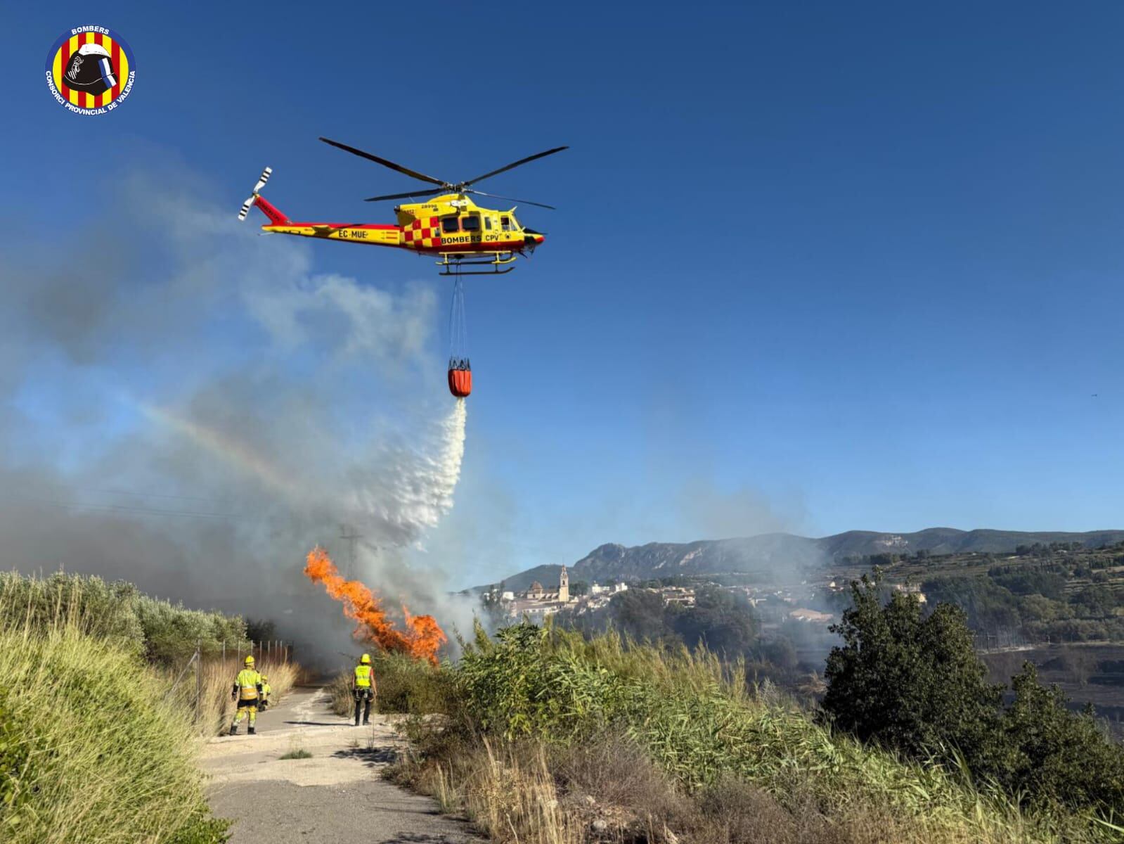 Helicóptero del Consorcio Provincial de Bomberos de Valencia realizando tareas de extinción durante el incendio de Alfarrasí