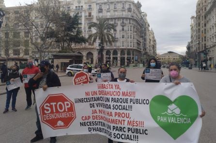 Una de las pancartas de la PAH y Stop Desahucios que han mostrado este sábado en la protesta por una ley de vivienda digna.