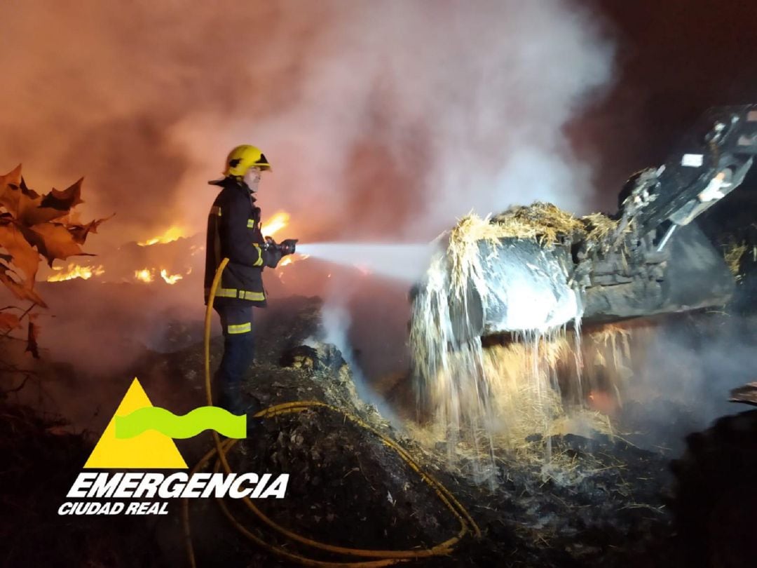 Bombero actuando en el incendio en una planta de compostaje de Malagón