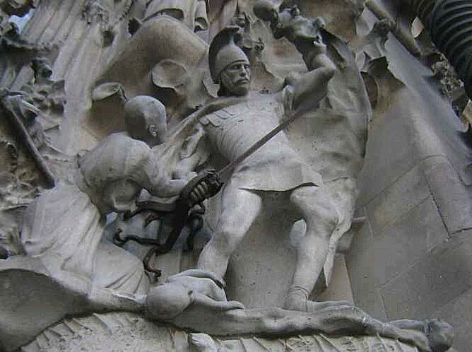La escultura del soldado de la Sagrada Família, aun íntegra antes de perder su pierna izquierda