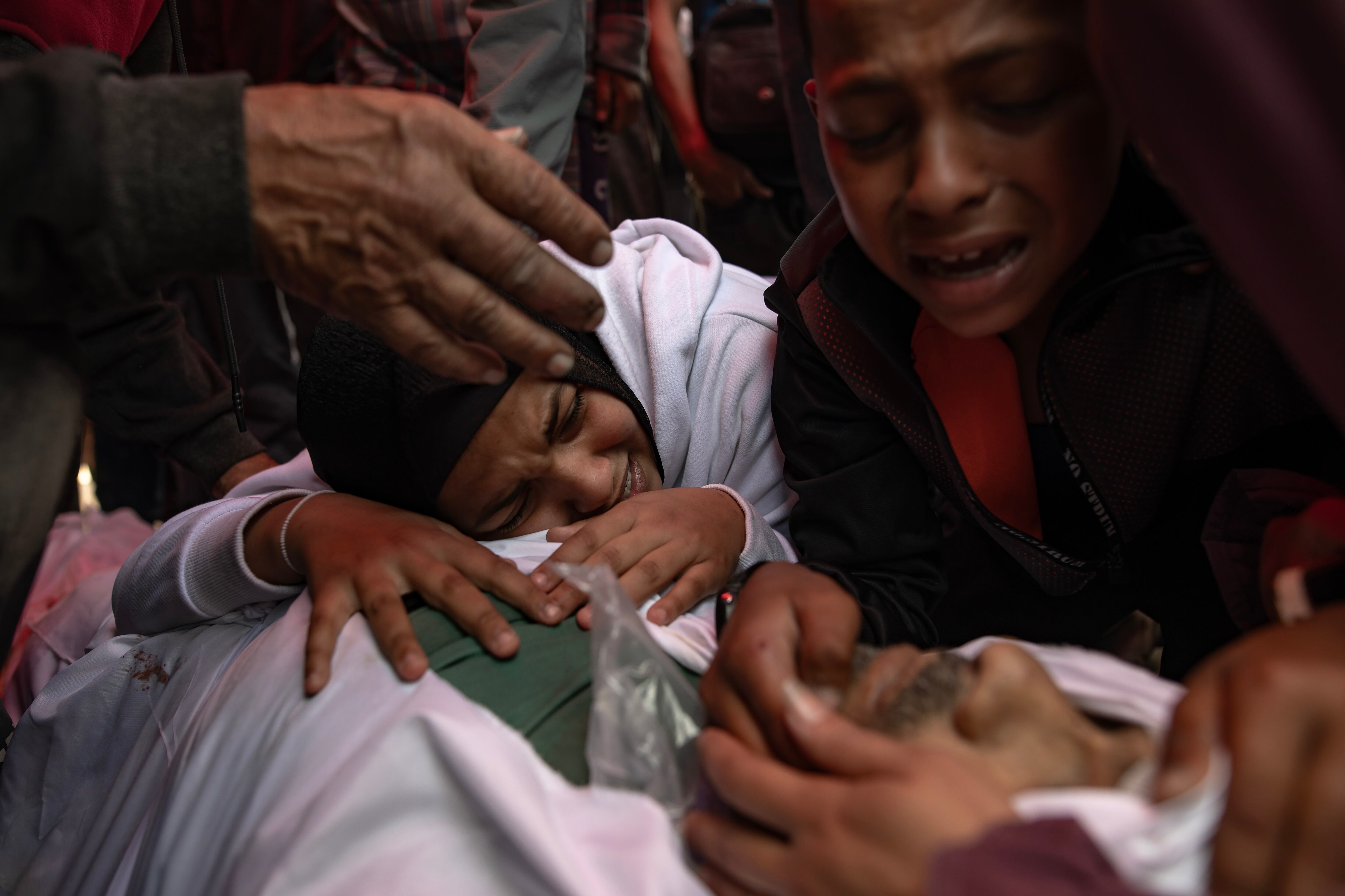 Varias personas velan el cuerpo sin vida de un familiar tras un ataque aéreo israelí en la clínica Al Tawba, en Bait Lahia, al norte de Gaza. EFE/HAITHAM IMAD