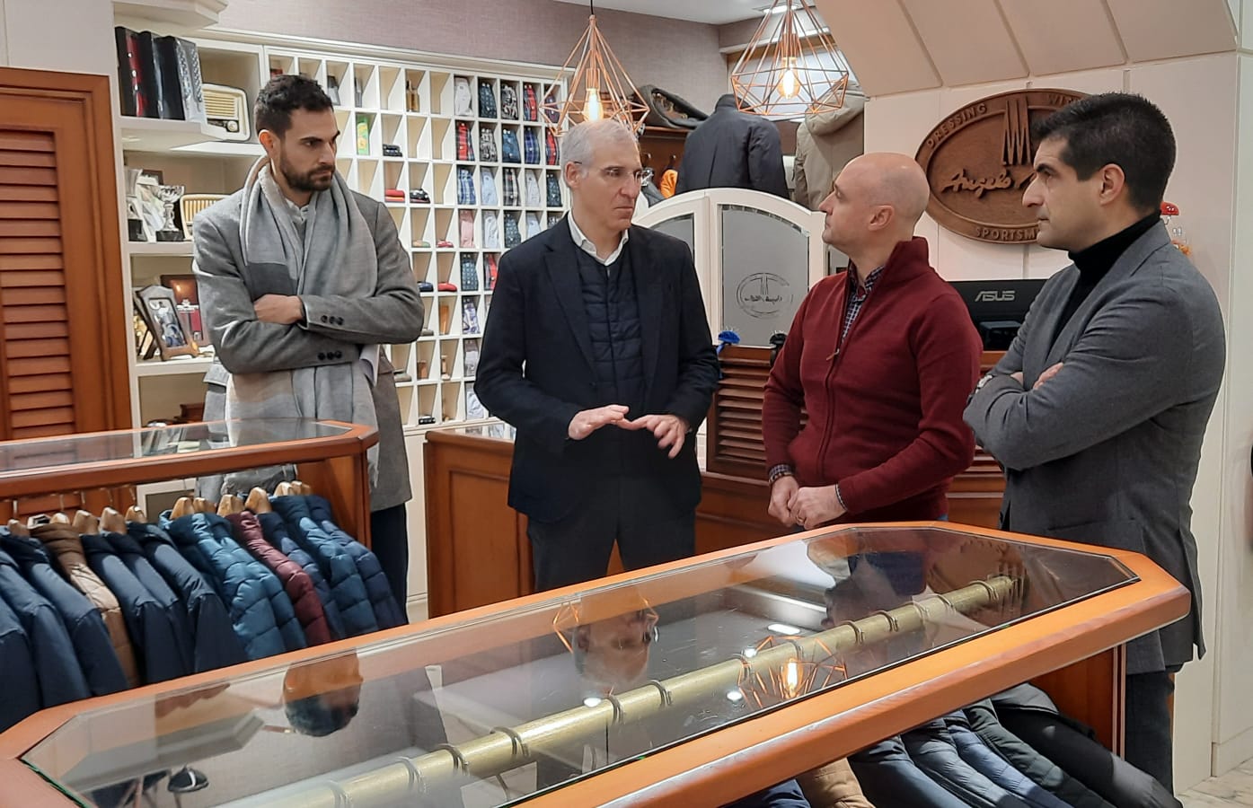 El vicepresidente primero y conselleiro de Economía, Francisco Conde, visitando esta mañana el negocio Angelo Milano