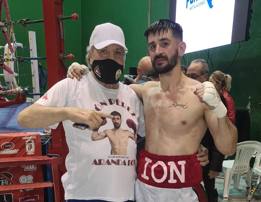 El púgil Ion Pérez junto a Juan Antonio Sánchez (Aranda Box)