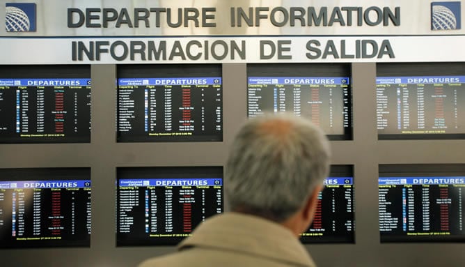 Un viajero busca información sobre su vuelo en el aeropuerto de Newark de Nueva Jersey