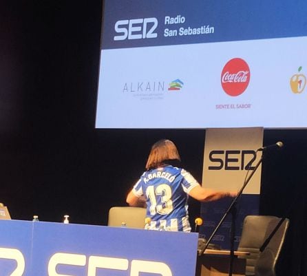 Angels Barceló mostrando la camiseta de la Real Sociedad