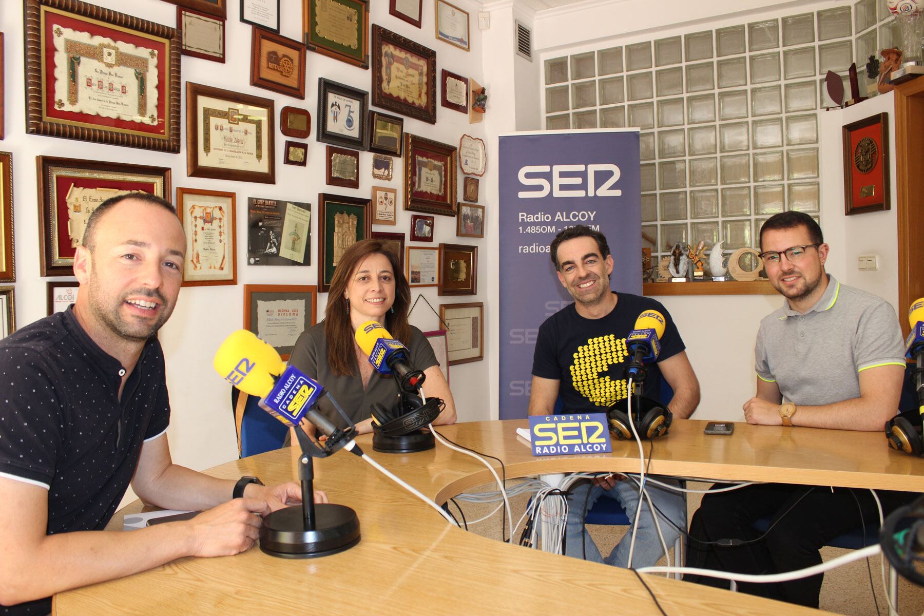 Jaime Sanjuan, Carolina Sánchez, Jordi Terol y Jordi García en el estudio central de Radio Alcoy