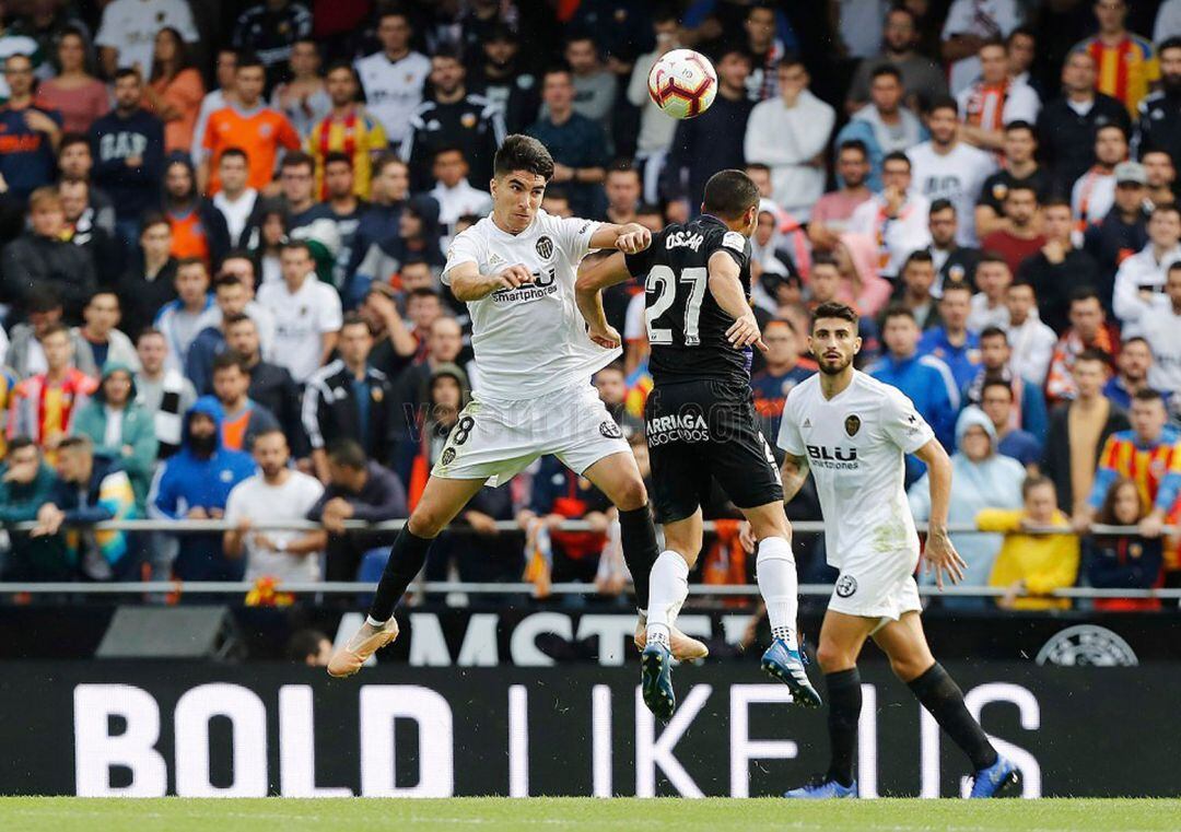 El pepinero Oscar Rodríguez (27) y Carlos Soler pugnan por un balón en el duelo de la primera vuelta en Mestalla.