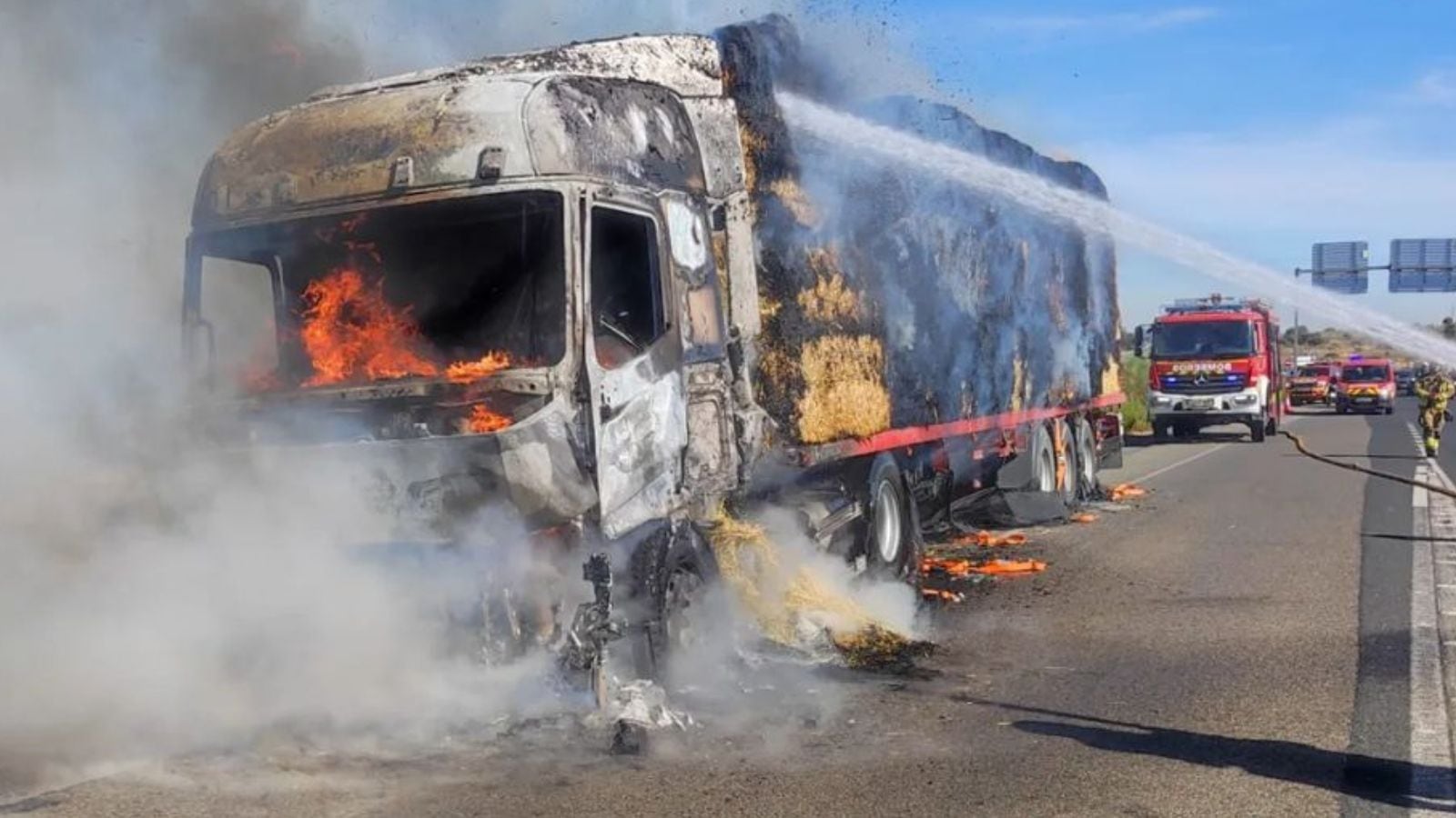 Imagen del estado en el que ha quedado el camión de paja al incendiarse en Toledo