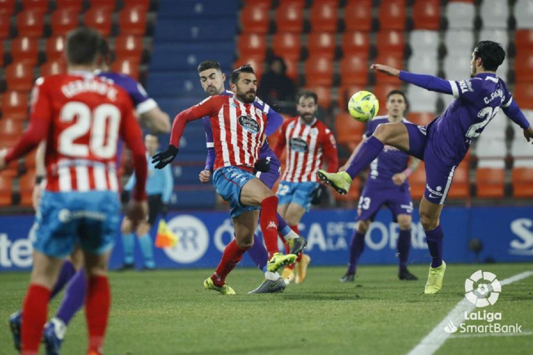 Cristian Salvador intenta despejar un balón en el Anxo Carro.