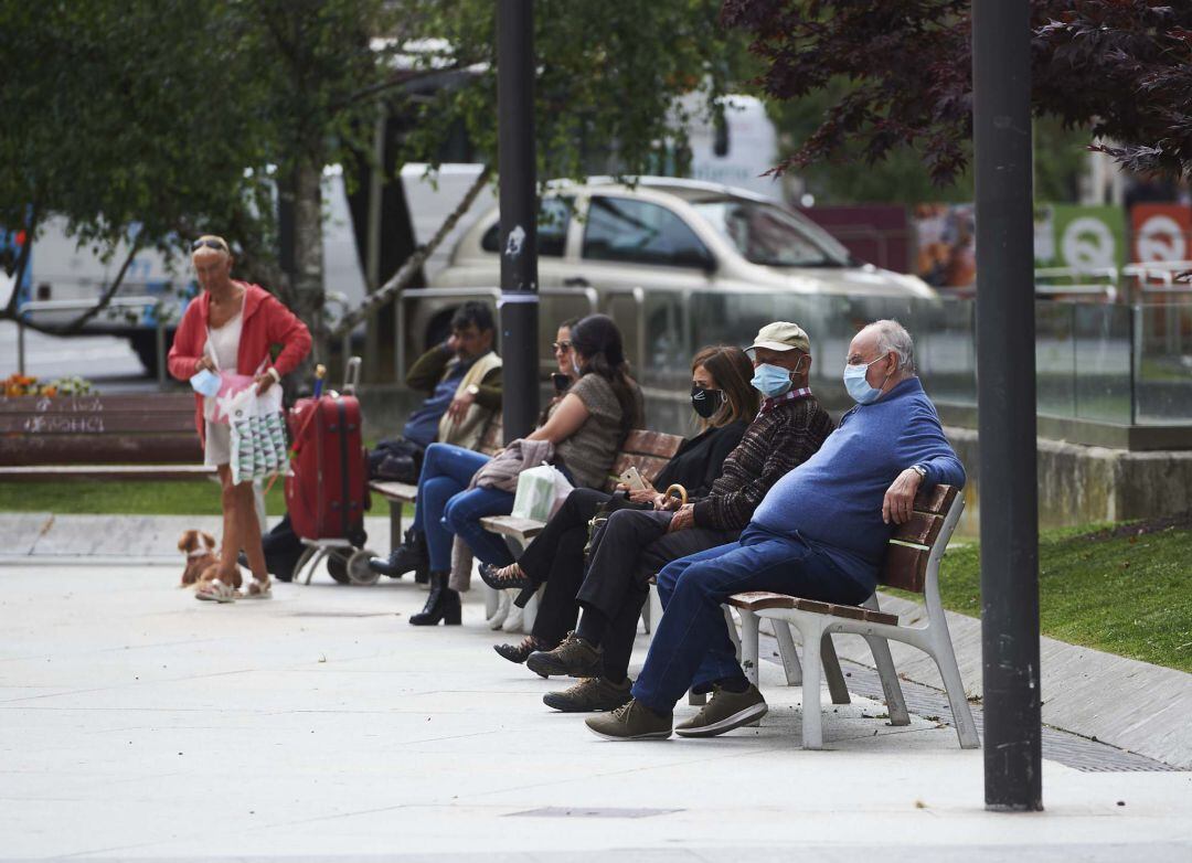 Transeúntes pasean por calles de Santander-