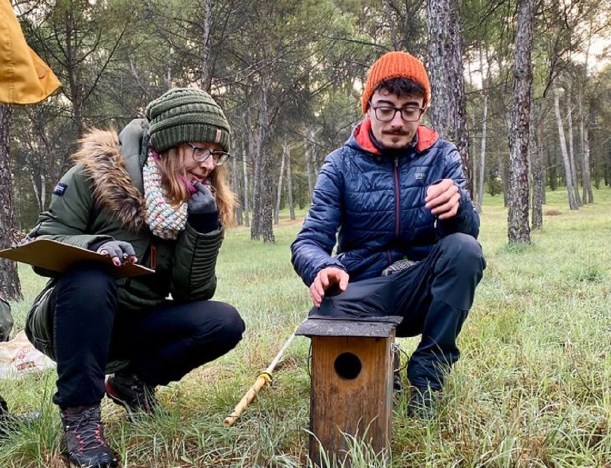 Miembros de ASBioGetafe revisando una de las cajas-nido del proyecto Dríade.