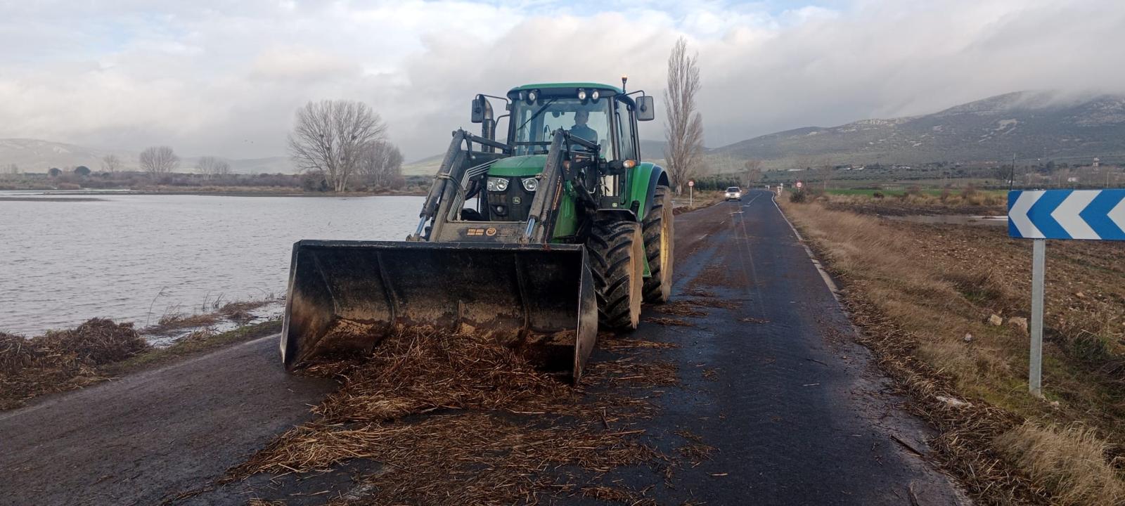 Tractor pala limpiando el cauce de uno de los arroyos desbordados en Malagón
