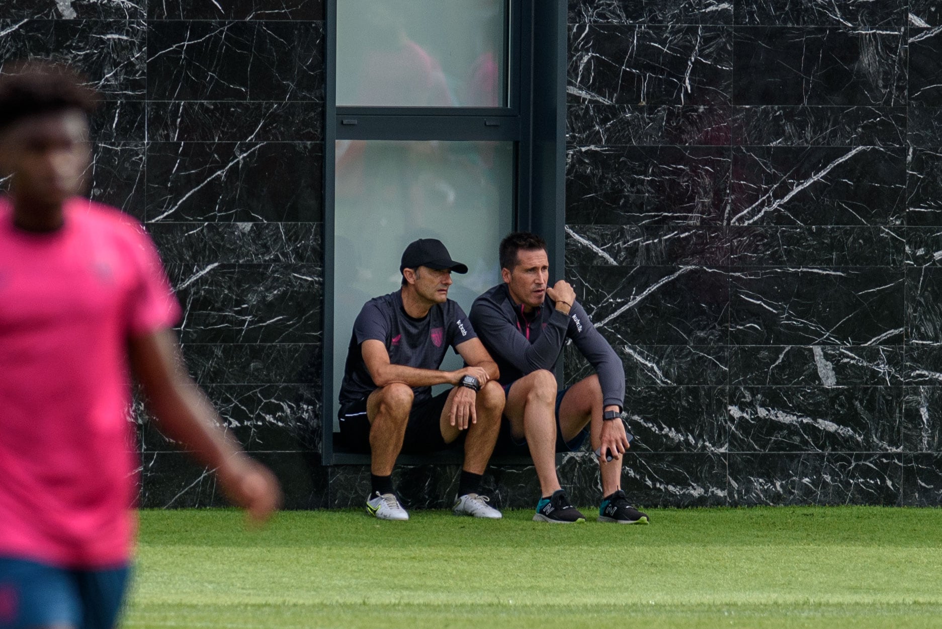 Ernesto Valverde dialogando con el delegado del equipo, Sendoa Aguirre, durante un entrenamiento