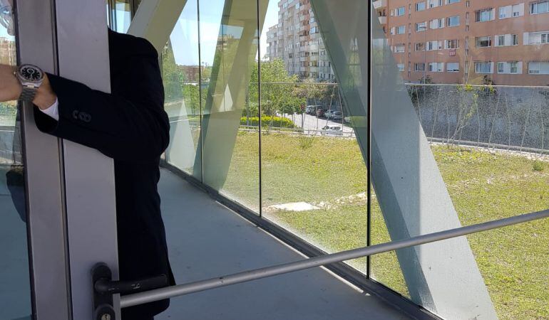 Una vidriera sin cristal en el Observatorio