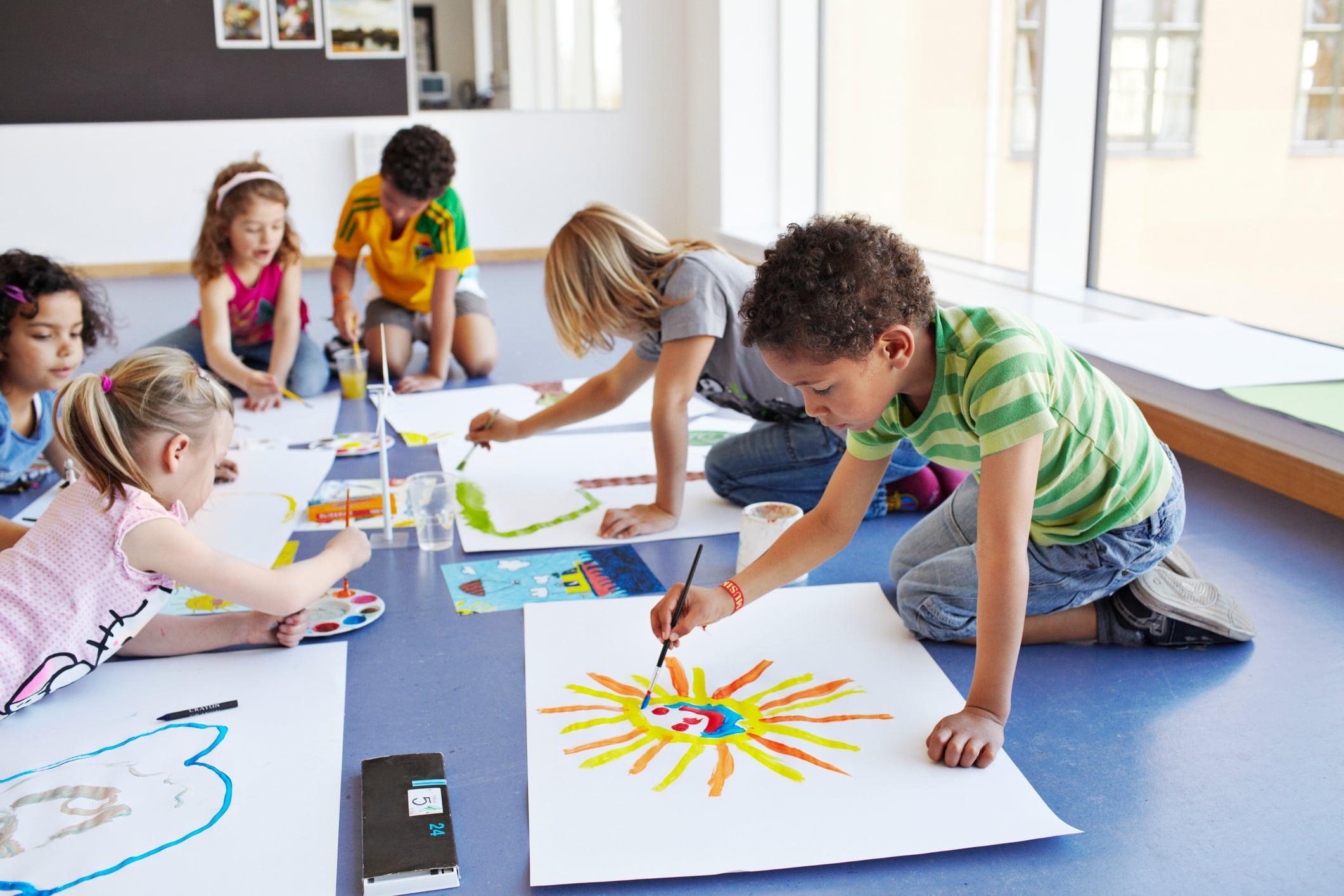 Un grupo de niños se divierte en un taller de pintura.