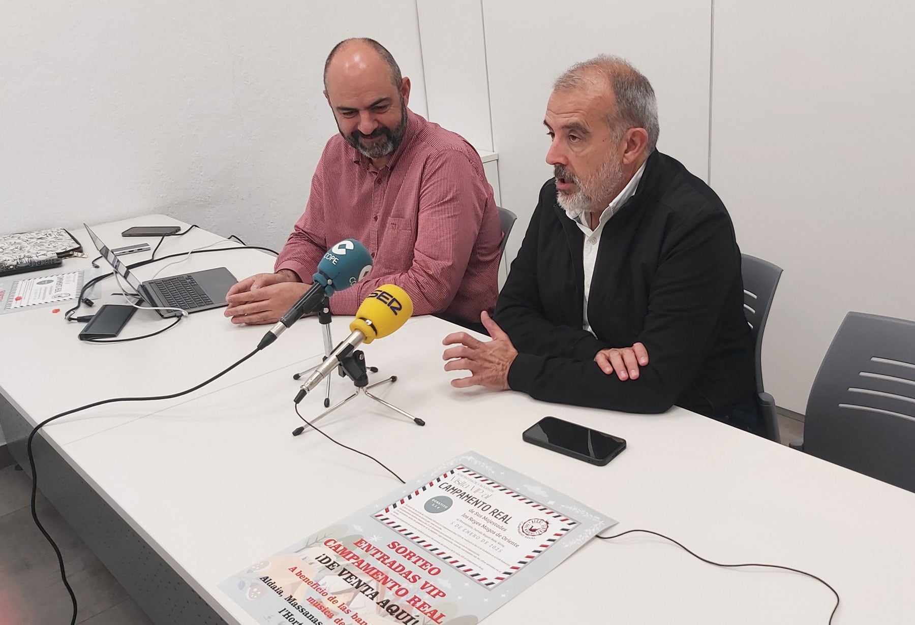 El concejal de Fiestas, Jordi Martínez y el presidente de la Asociación Cultural Samarita, David Ponsoda, antes de realizarse el sorteo de las entradas