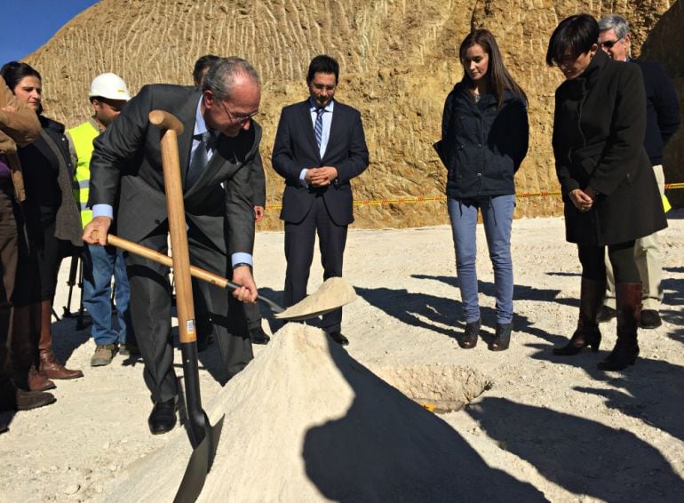 El alcalde de Málaga, Francisco de la Torre, durante la primera piedra de una promoción de VPO