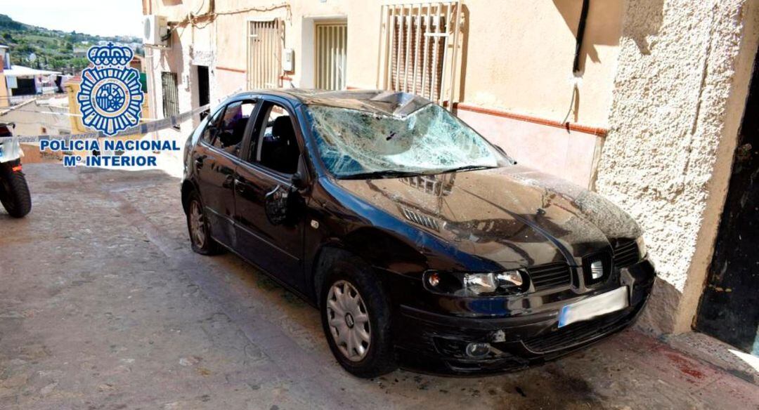 Daños en un vehículo en la zona del tiroteo.