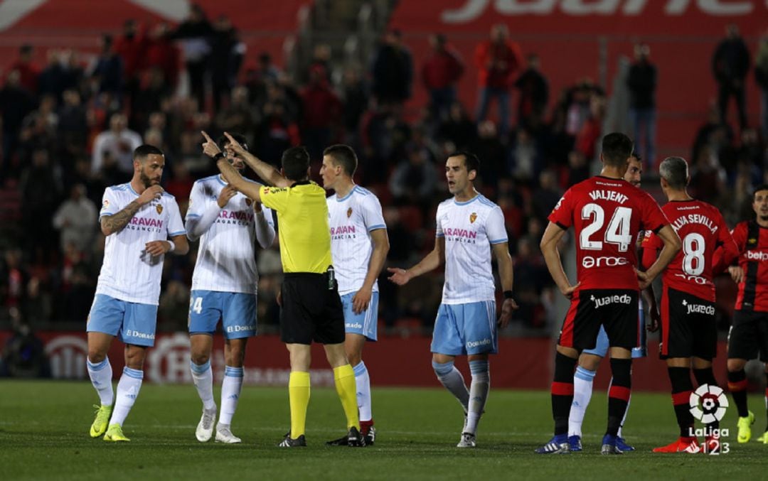 Varios futbolistas del Real Zaragoza protestan la expulsión de Carlos Nieto