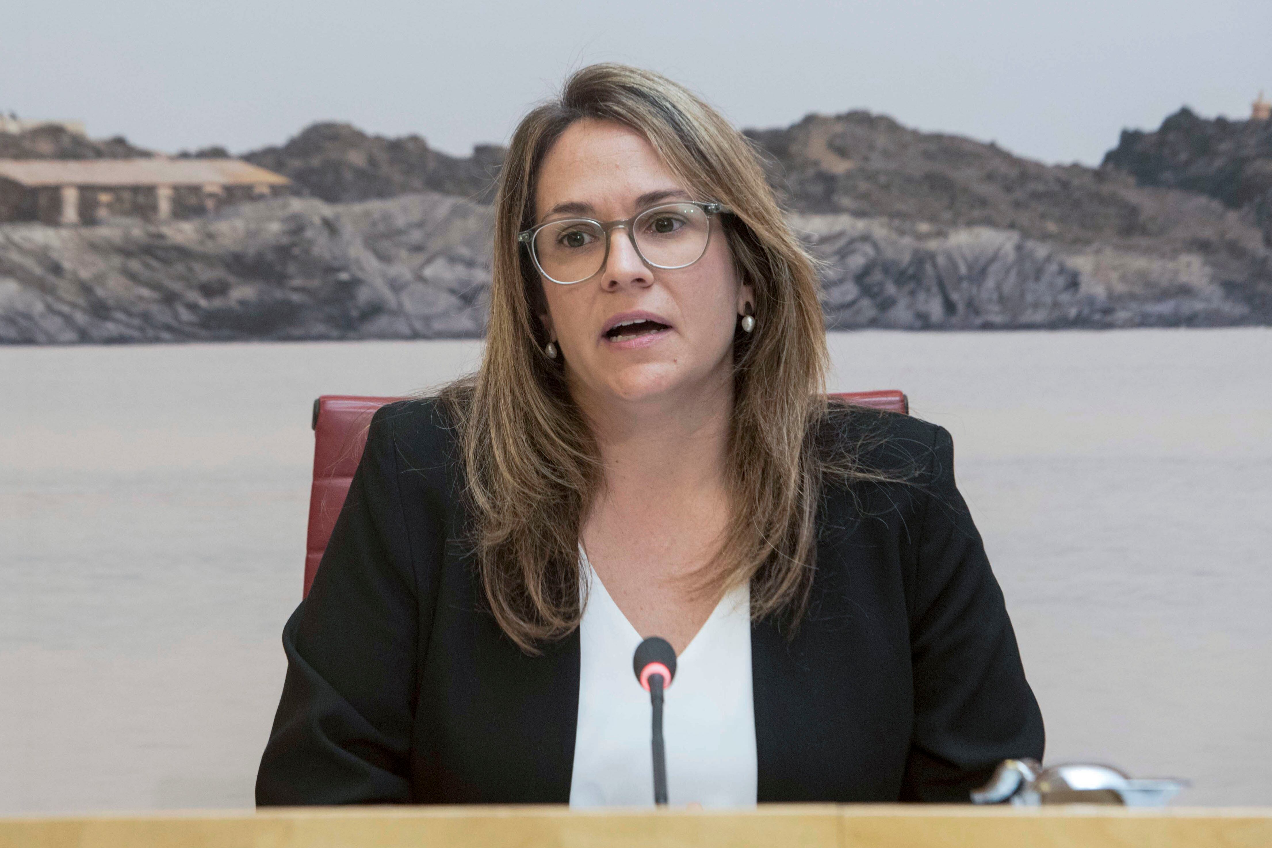 MAHÓN, 11/04/2022.- La presidenta del Consell de Menorca, Susana Mora, comparece ante la prensa este lunes en Mahón, después de que los tres consellers de Més per Menorca que integraban el gobierno junto con PSOE y Unidas Podemos en el Consell Insular dimitieran tras el aplazamiento del pleno para aprobar el anteproyecto de Ley de Reseva de la Biosfera, con lo que el ejecutivo queda en minoría. EFE/David Arquimbau
