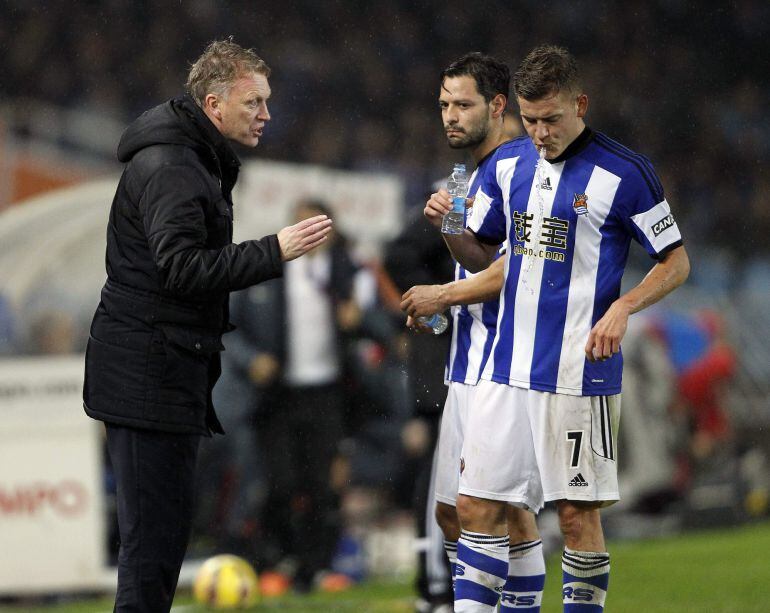 GRA267. SAN SEBASTIÁN, 14/12/2014.- El entrenador escocés de la Real Sociedad, David Moyes (i), da instrucciones al islandés Alfred Finnbogason (d), durante el partido de la decimoquinta jornada de Liga de Primera División que Real Sociedad y Athletic Club juegan hoy en el estadio de Anoeta de San Sebastián. EFE/Javier Etxezarreta