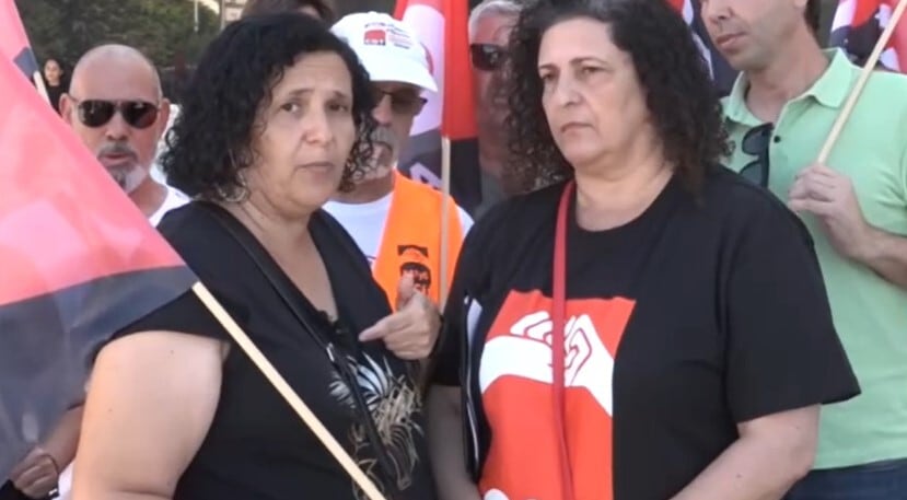 Concentración en Almería. A la derecha, la mujer que ha sido despedida.