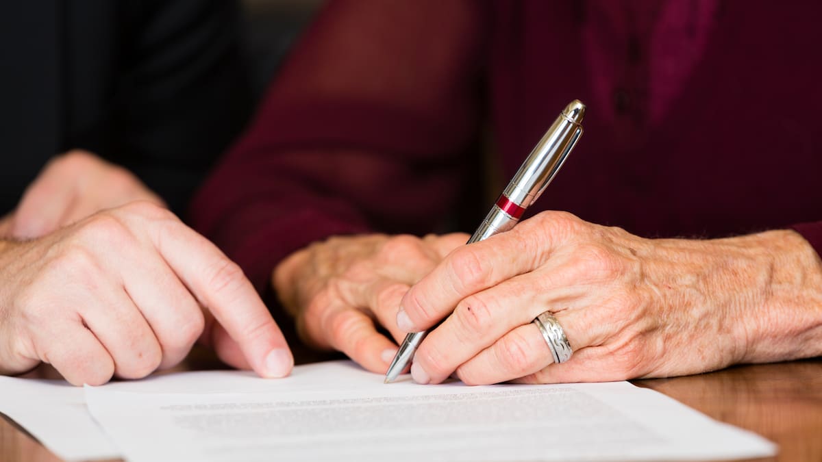 No, un testamento solidario no consiste en dejar sin nada a tus herederos para dárselo a una ONG: una experta explica todos los detalles