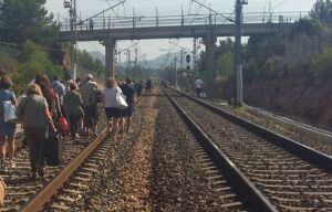 Viatgers caminant per les vies.