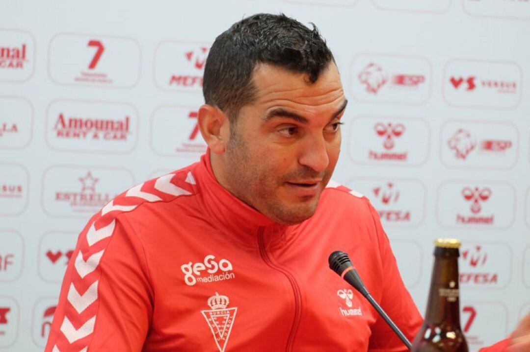 Adrián Hernández, entrenador del Real Murcia, en rueda de prensa