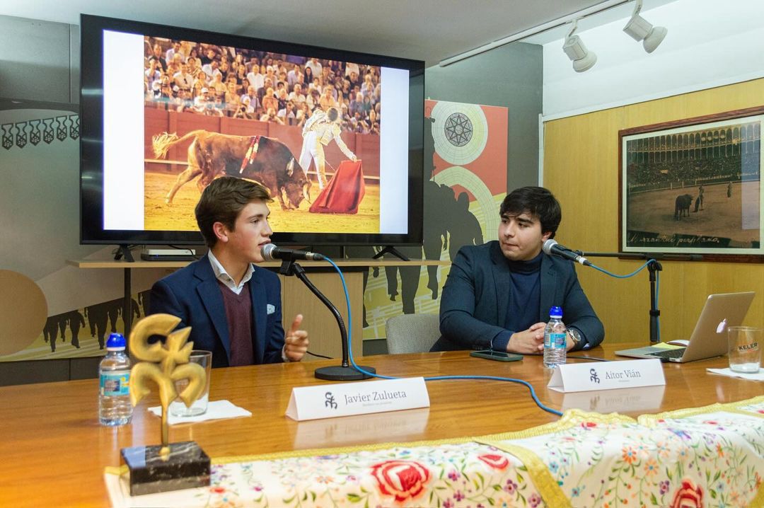 El novillero Javier Zulueta, a la izquierda, junto al joven periodista taurino Aitor Vian