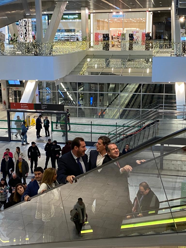 Oscar Puente, Xosé Ramón Gómez Besteiro y Abel Caballero subiendo las escaleras mecánicas de la estación de Vigo.