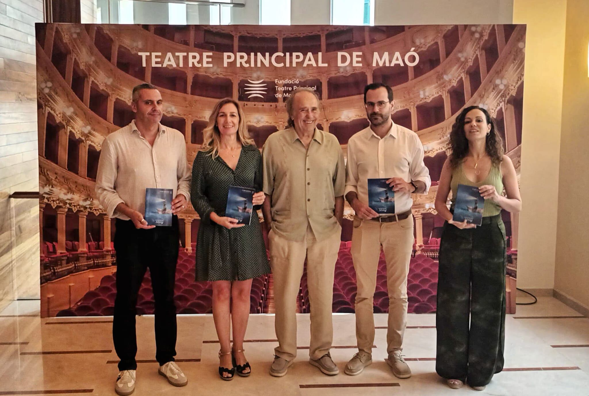 Serrat durant la roda de premsa de presentació al Principal