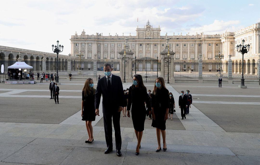 El rey Felipe, la reina Letizia (2d), la princesa Leonor (i) y la infanta Sofía (d), a su llegada este lunes a la misa funeral que se celebra en la catedral de la Almudena, en Madrid, por todos los fallecidos a causa de la pandemia de coronavirus. 