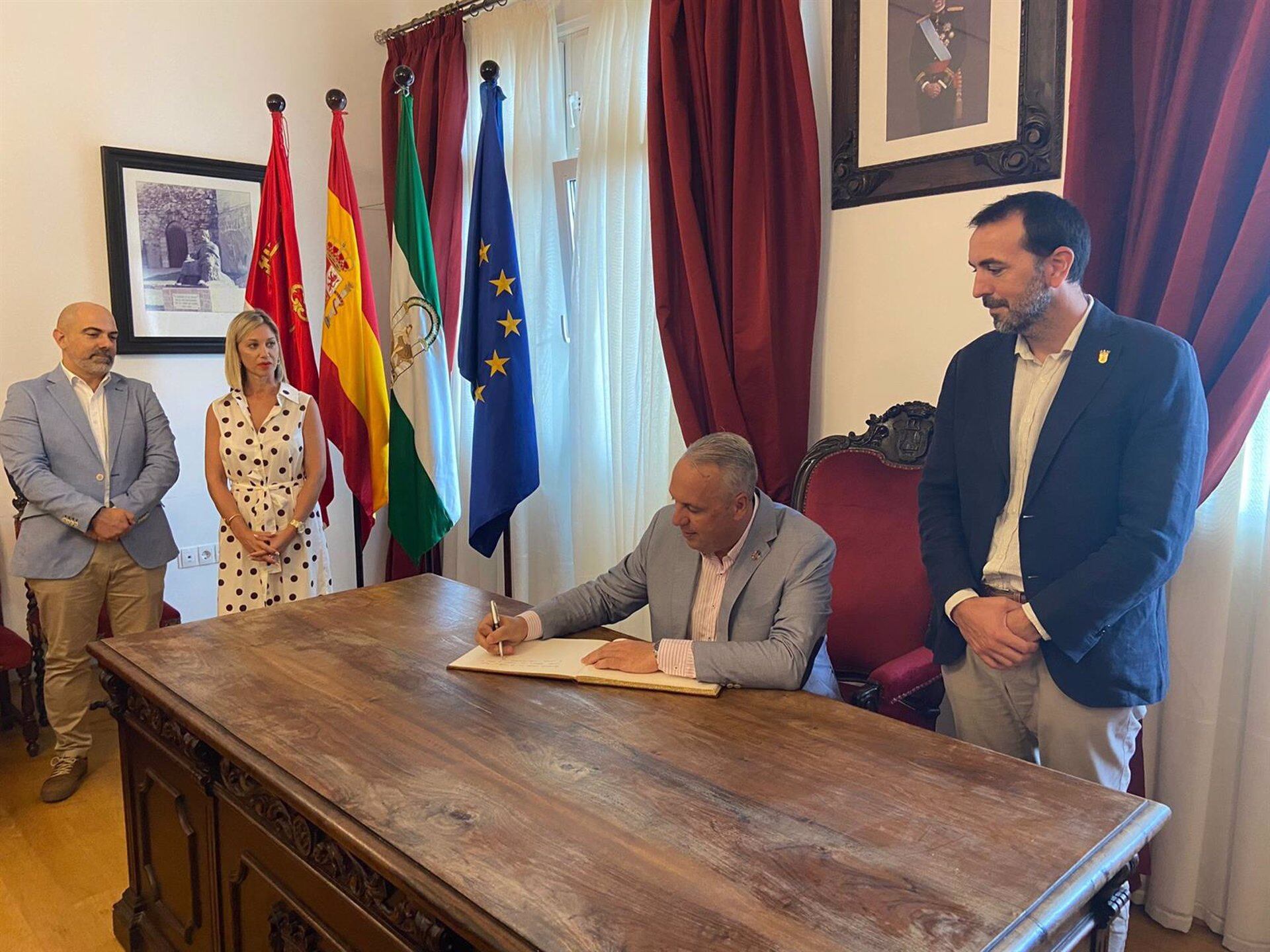 10/08/2022 Ruiz Boix firma en el Libro de Honor del Ayuntamiento de Tarifa (Cádiz)
POLITICA 
DIPUTACIÓN DE CÁDIZ
