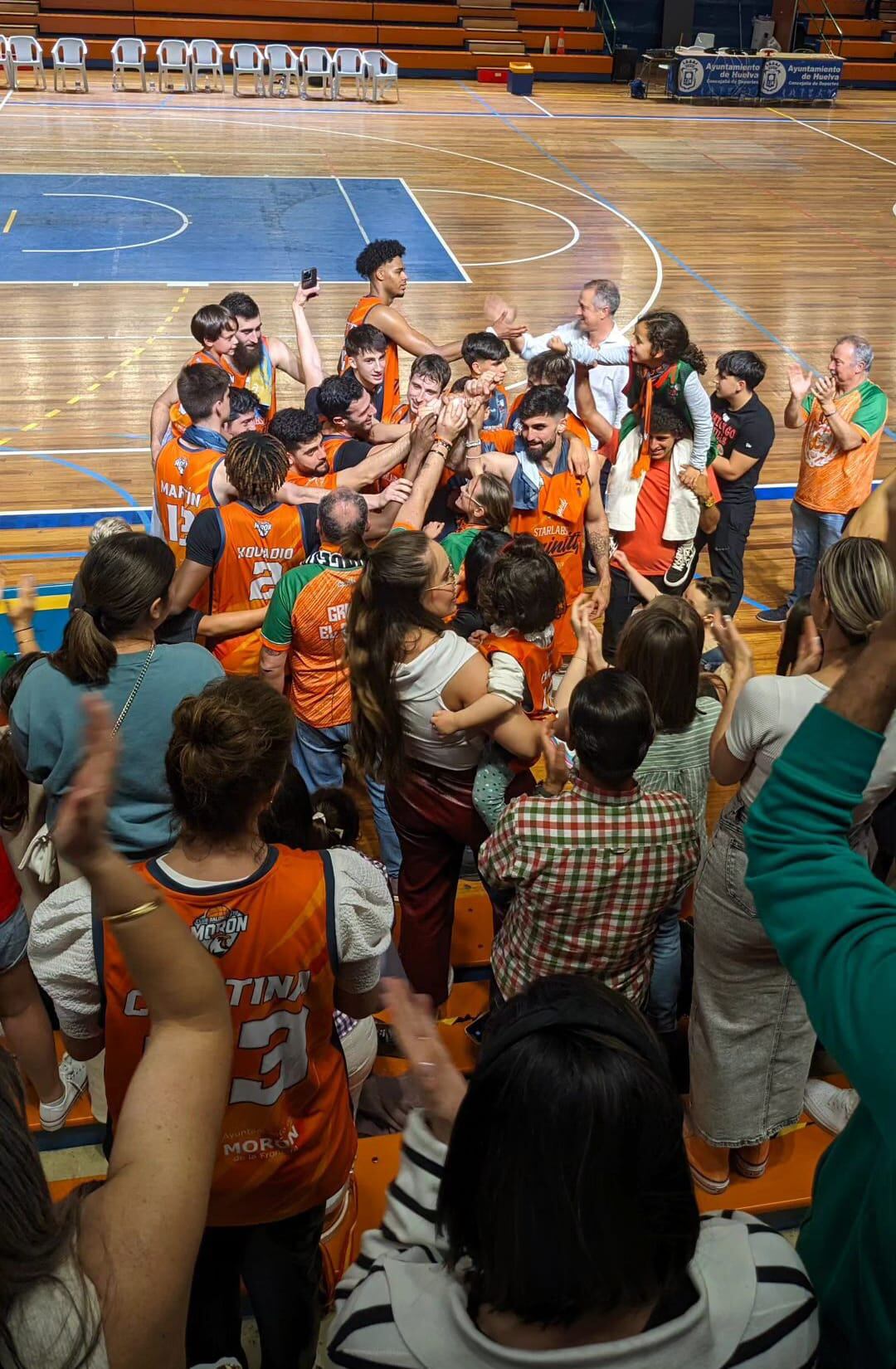 Los jugadores del CB Morón celebran con la afición en Huelva