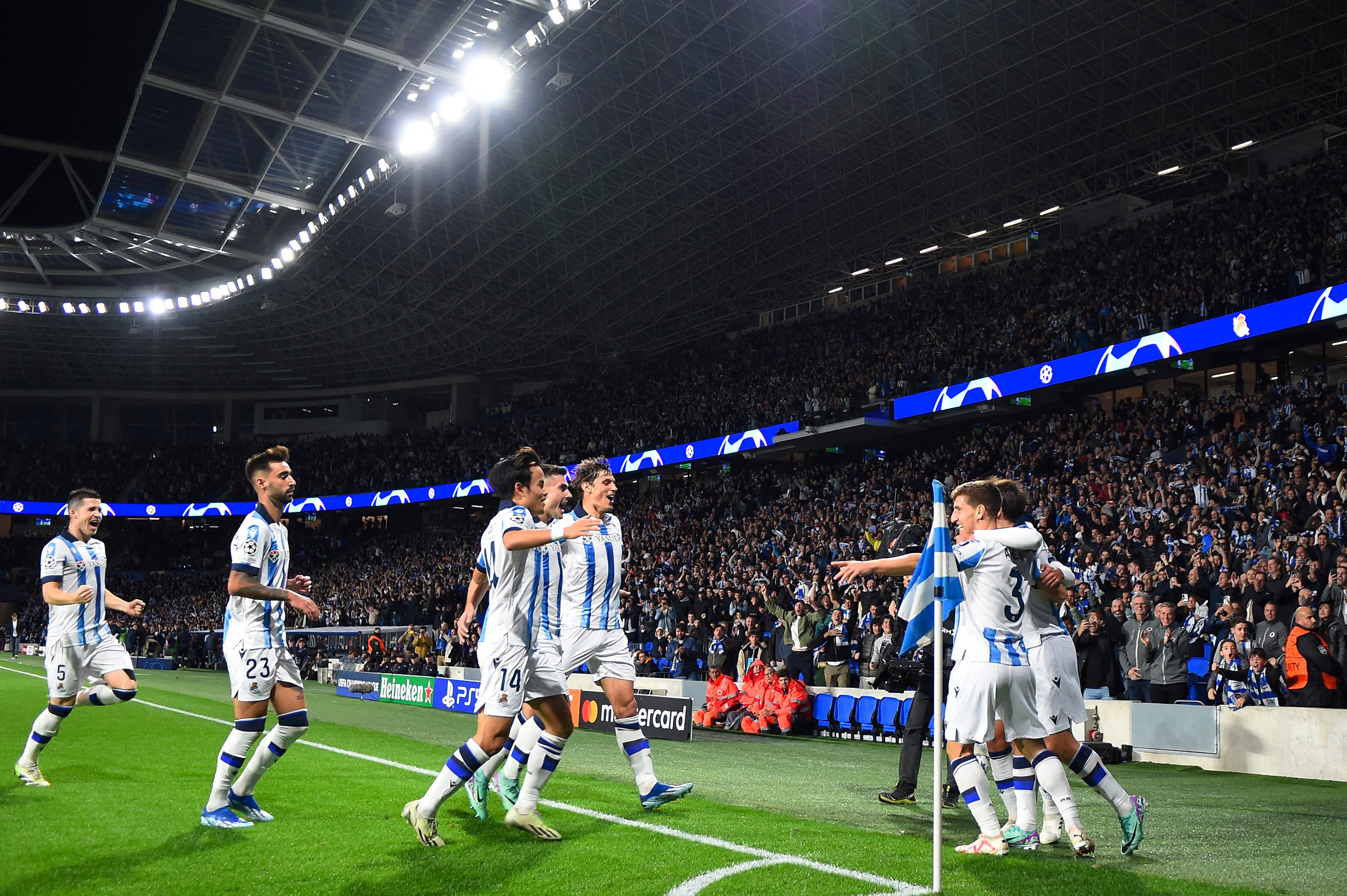 Los jugadores de la Real Sociedad celebran el segundo gol del partido ante su público en Anoeta